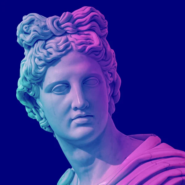 Staty av Apollo, solens Gud. Kreativt koncept färgglada neon bild med antika grekiska skulptur Apollo Belvedere huvud. Webpunk, vaporwave och surrealistisk konststil — Stockfoto