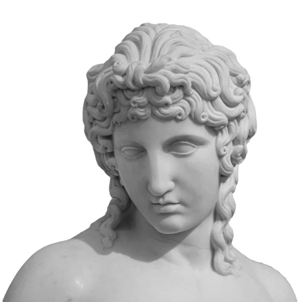 年轻女子的白色大理石雕塑头。理性复兴艺术的雕像- -以白色背景为背景的复古风格的裸体女性 — 图库照片