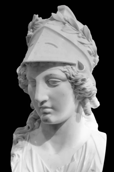 Ancienne statue grecque de la déesse Athéna. Femme tête de marbre en sculpture casque isolé sur noir — Photo
