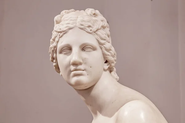 若い女性の古代の白い大理石の彫刻の頭。官能的なルネサンス美術時代裸の女性のアンティークスタイルの像 — ストック写真