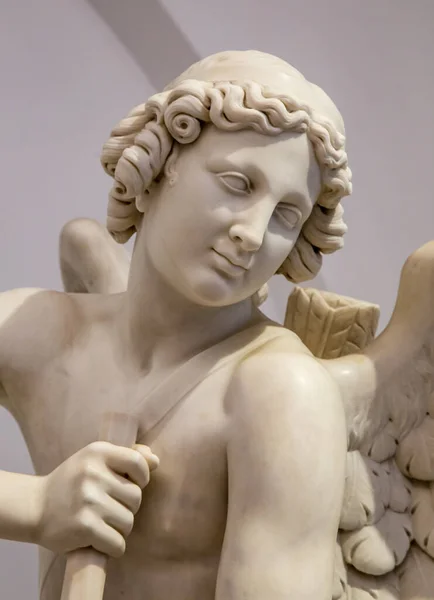 Forntida vit marmor skulptur huvud ängel. Staty av sensuell renässans konst era naken ängel antik stil — Stockfoto