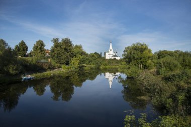 Cosmas ve Damian Kilisesi (1725) Kamenka, Suzdal Nehri'nin sol yakasında. Rusya'nın altın yüzük