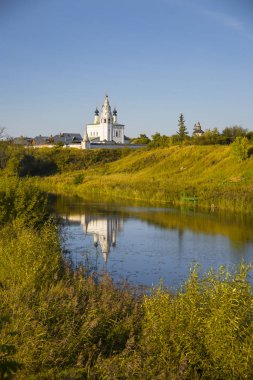 St Alexander Manastırı (1240), Suzdal Kamenka Nehri'nin sol yakasında yer alan. Kilisenin çan kulesi ile yükseliş görünümünü. Rusya'nın altın yüzük