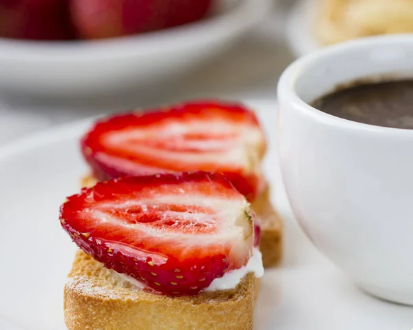 Frukost Med Kaffe Och Rostat Bröd — Stockfoto