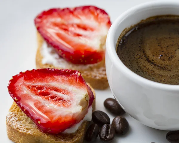 Frukost Med Kaffe Och Rostat Bröd — Stockfoto