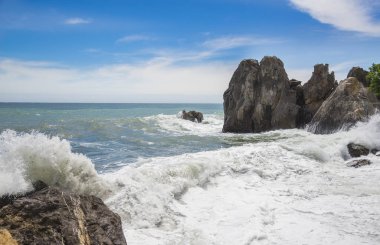 Huzursuz Karadeniz ve mavi gökyüzü. Gurzuf İlçesi, Crimea