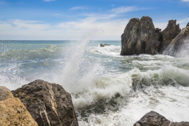 Huzursuz Karadeniz ve mavi gökyüzü. Gurzuf İlçesi, Crimea