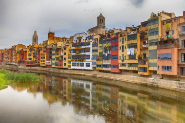 Renkli evler Girona, Catalonia, İspanya