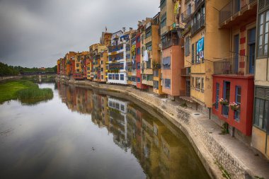 Renkli evler Girona, Catalonia, İspanya