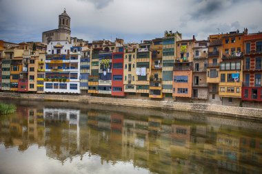 Girona, İspanya / İspanya - 15 Haziran 2018: Girona renkli evleri