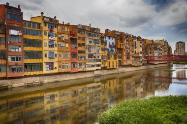 Girona, İspanya / İspanya - 15 Haziran 2018: Girona renkli evleri