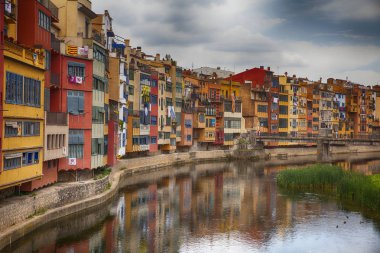 Renkli evler Girona, Catalonia, İspanya
