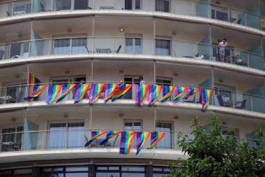Sitges, İspanya / İspanya - 17 Haziran 2018: Gay Pride Sitges 2018. Renkli Lgbt gökkuşağı bayrakları bir bina balkonda asmak