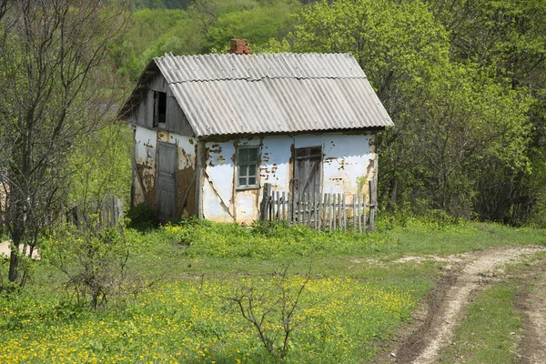 スローされた古い家 — ストック写真