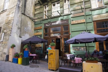 Lviv / Ukrayna - 06 Ekim 2018: Restoran-Postane Drukarska Caddesi üzerinde. Burada Lviv kartları en büyük koleksiyonu şehir geçmişi kaydetmek için yollarından biri olarak toplanır.