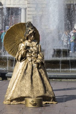 Lviv / Ukrayna - 06 Ekim 2018: altın heykel Lviv merkezi şehir sokakta yaşıyor