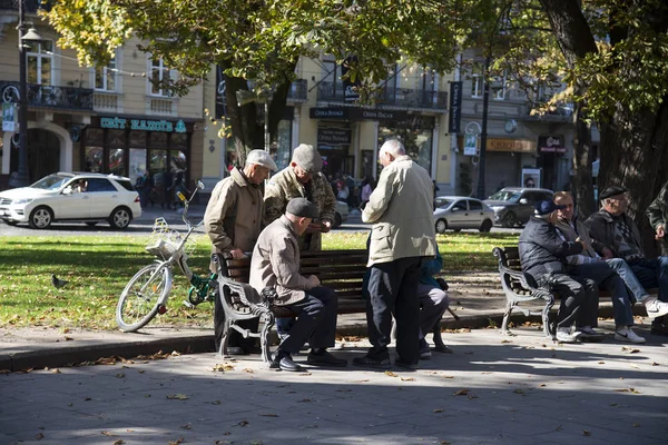 Lviv Ucrania Octubre 2018 Grupo Hombres Mayores Descansando Los Bancos — Foto de Stock