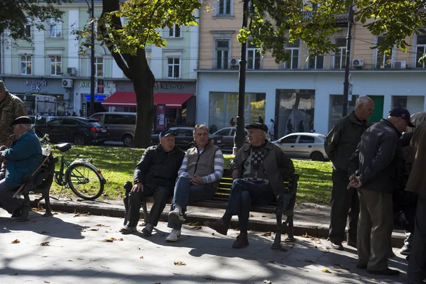 Lviv Ukraina Oktober 2018 Grupp Äldre Män Vilar Bänkarna Höstdagen — Stockfoto