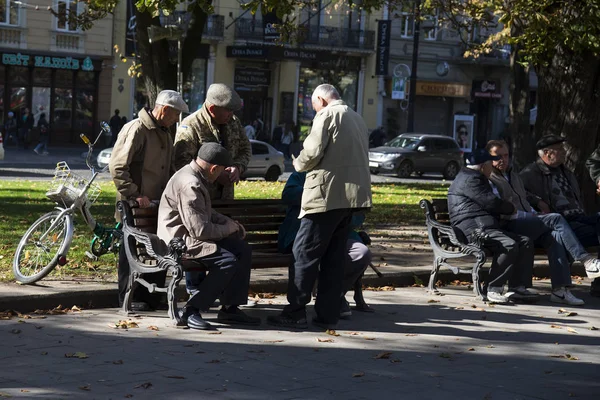 リヴィウ ウクライナ 2018 秋の日のベンチで休んでいる年配の男性のグループです リヴィウ ウクライナの Svobody アベニュー — ストック写真