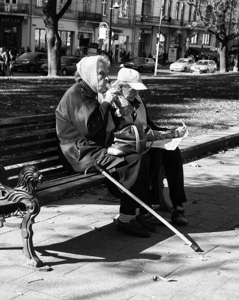 リヴィウ ウクライナ 2018 つの古い女性は リヴィウ市の Svobody のベンチの残り — ストック写真