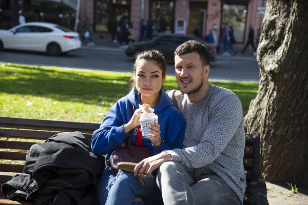 Lviv Ucrania Octubre 2018 Chico Con Chica Banco Centro Lviv —  Fotos de Stock