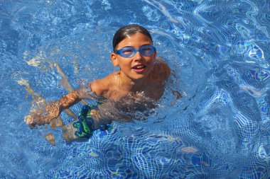 Mutlu gülümseyen çocuk yüzme havuzu