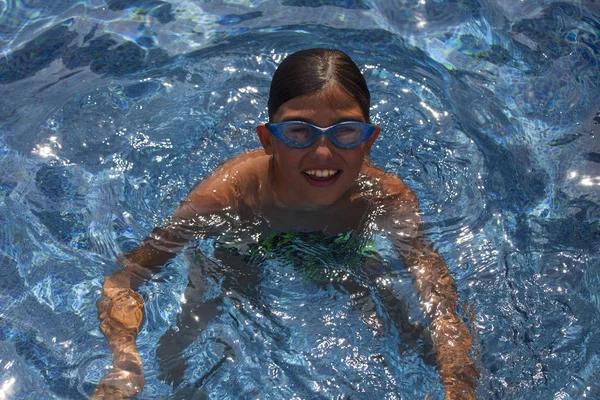 スイミング プールで幸せな笑みを浮かべて少年 — ストック写真