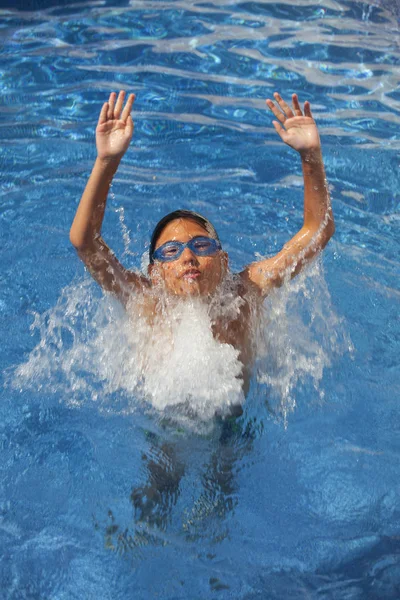 Glücklicher Junge Schwimmbad — Stockfoto