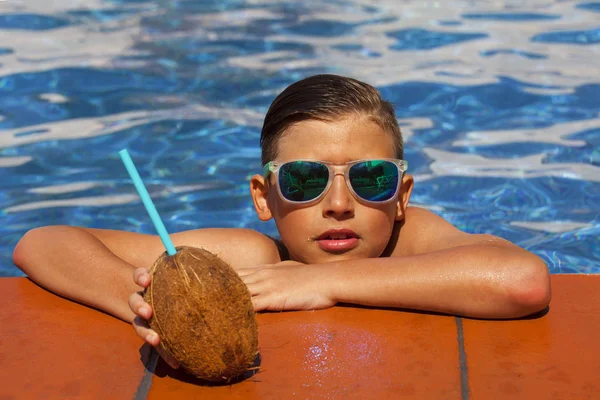 코코넛 수영장에서 어두운 선글라스에 — 스톡 사진