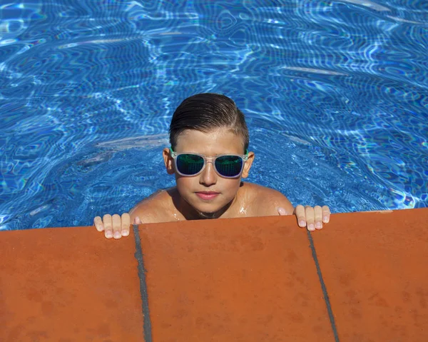 Menino Óculos Escuros Piscina — Fotografia de Stock