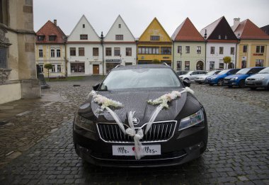 Bardejov / Slovakya - 27 Ekim 2018: tarihi eski Meydanı Unesco Town Bardejov düğün araba