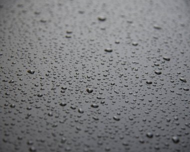 Yağmur damlaları otomobilin mat yüzeyi