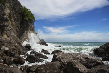Huzursuz Karadeniz ve mavi gökyüzü. Gurzuf İlçesi, Crimea