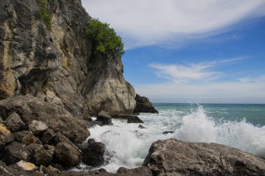 Huzursuz Karadeniz ve mavi gökyüzü. Gurzuf İlçesi, Crimea