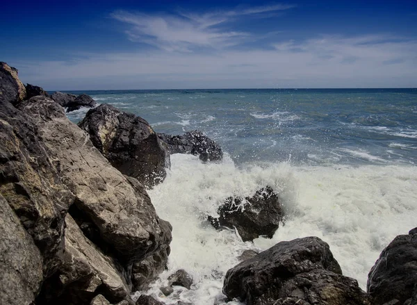 不安的黑海和蓝天 Gurzuf 克里米亚 — 图库照片