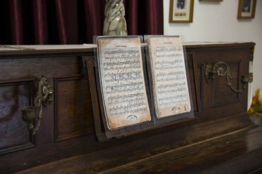 Gurzuf İlçesi / Crimea - 30 Mayıs 2018: piyano ve A.P. Çehov Evi Müzesi notları. Gurzuf İlçesi, Crimea