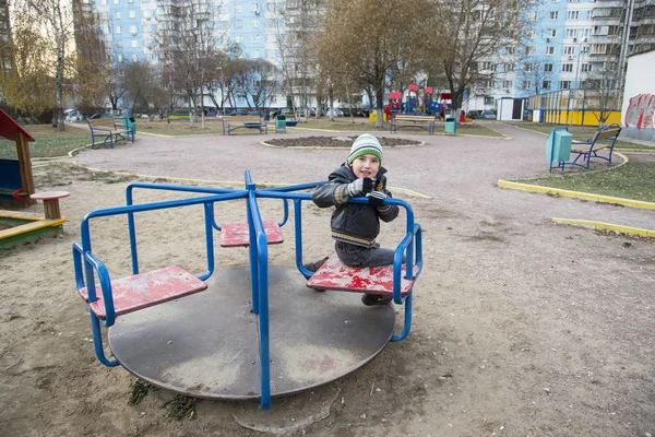 Мальчик Детской Площадке Зимой Москва — стоковое фото