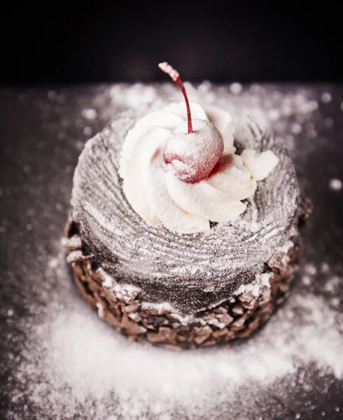 Deliziosa Torta Cioccolato Con Ciliegia Rossa — Foto Stock