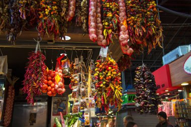 Barcelona, Katalonya/İspanya - 22 Ocak 2019: Boqueria Market - Barcelona pazarda gıda. Kırmızı ve yeşil biber, sarımsak ve baharat