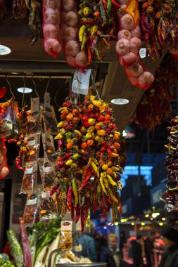 Barcelona, Katalonya/İspanya - 22 Ocak 2019: Boqueria Market - Barcelona pazarda gıda. Kırmızı ve yeşil biber, sarımsak ve baharat