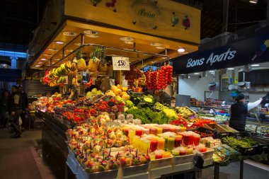Barcelona, Katalonya/İspanya - 22 Ocak 2019: Boqueria Market - Barcelona pazarda gıda. La Boqueria market meyve satışı