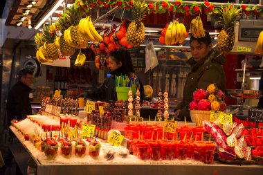 Barcelona, Katalonya/İspanya - 22 Ocak 2019: Boqueria Market - Barcelona pazarda gıda. Satış meyve ve La Boqueria, taze meyve suları
