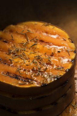 Kızarmış kabak dilimleri otlar ile