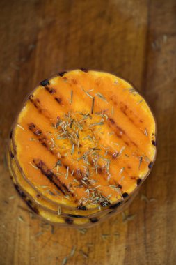 Kızarmış kabak dilimleri otlar ile