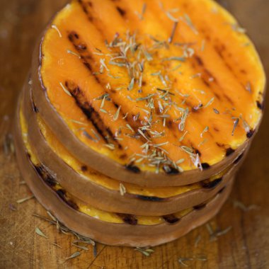 Kabak dilimleri otlar ile ızgara