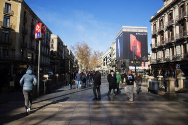 İnsanlar sokakta Barcelona, İspanya