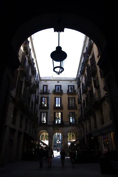 Personas en las calles de Barcelona, España — Foto de Stock