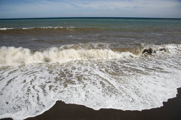 Прекрасный летний пейзаж на Черном море — стоковое фото