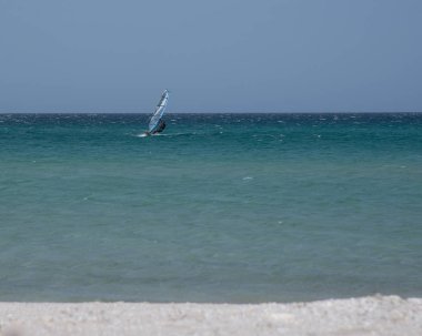 Karadeniz 'in sularında rüzgar sörfçüsü. Tarkhankut Burnu, Kırım
