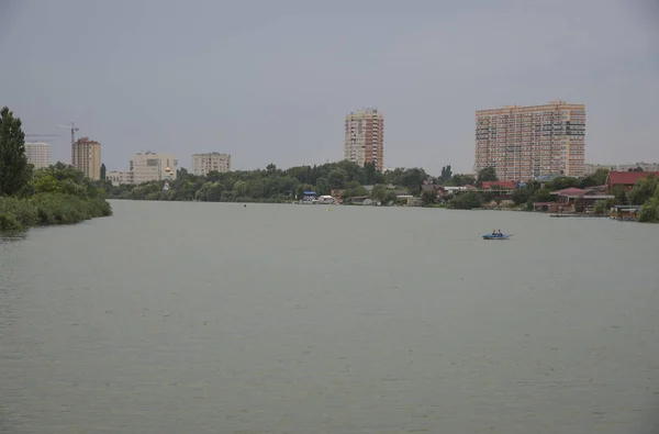 De rivier Kuban in de stad Krasnodar, Rusland — Stockfoto